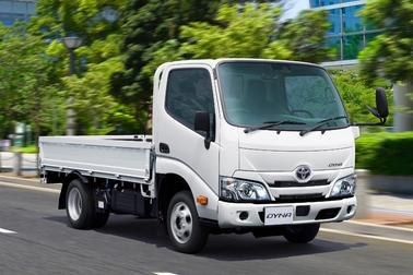 写真はシングルキャブ・2WD・フルジャストロー・木製デッキ・1.6トン積・3.0Lディーゼル車